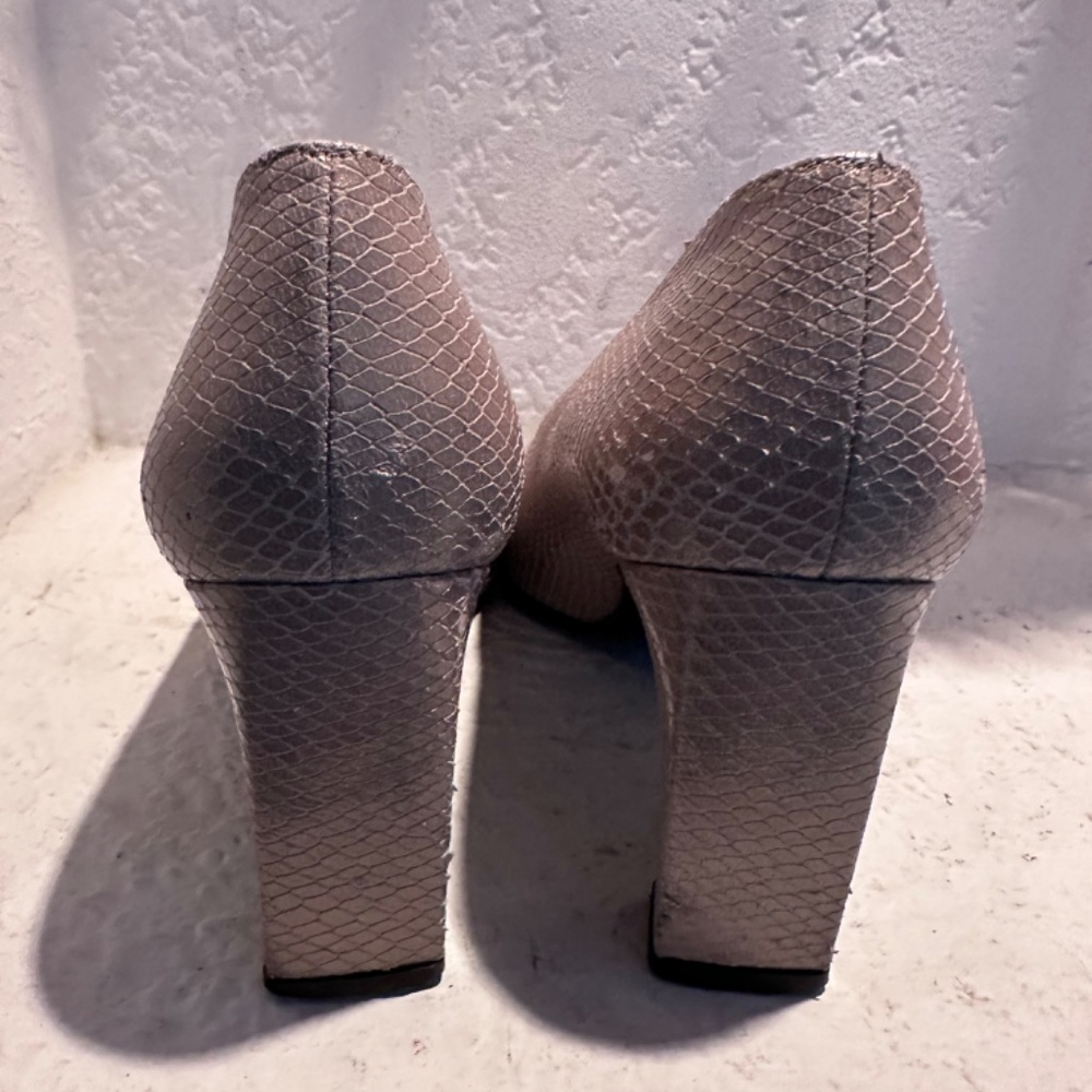 Pumps - Picture 2 of 5